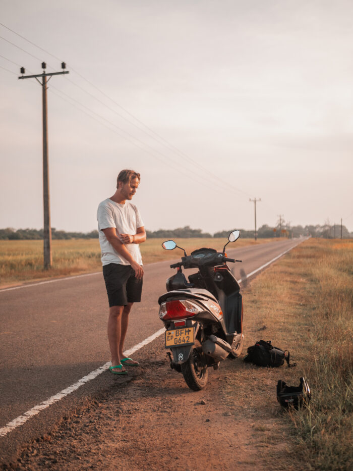sri lankalla yalan kansallispuistossa skootterilla