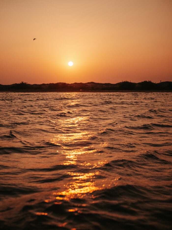 täydellinen auringonlasku sri lankalla kapitiyan laguunissa
